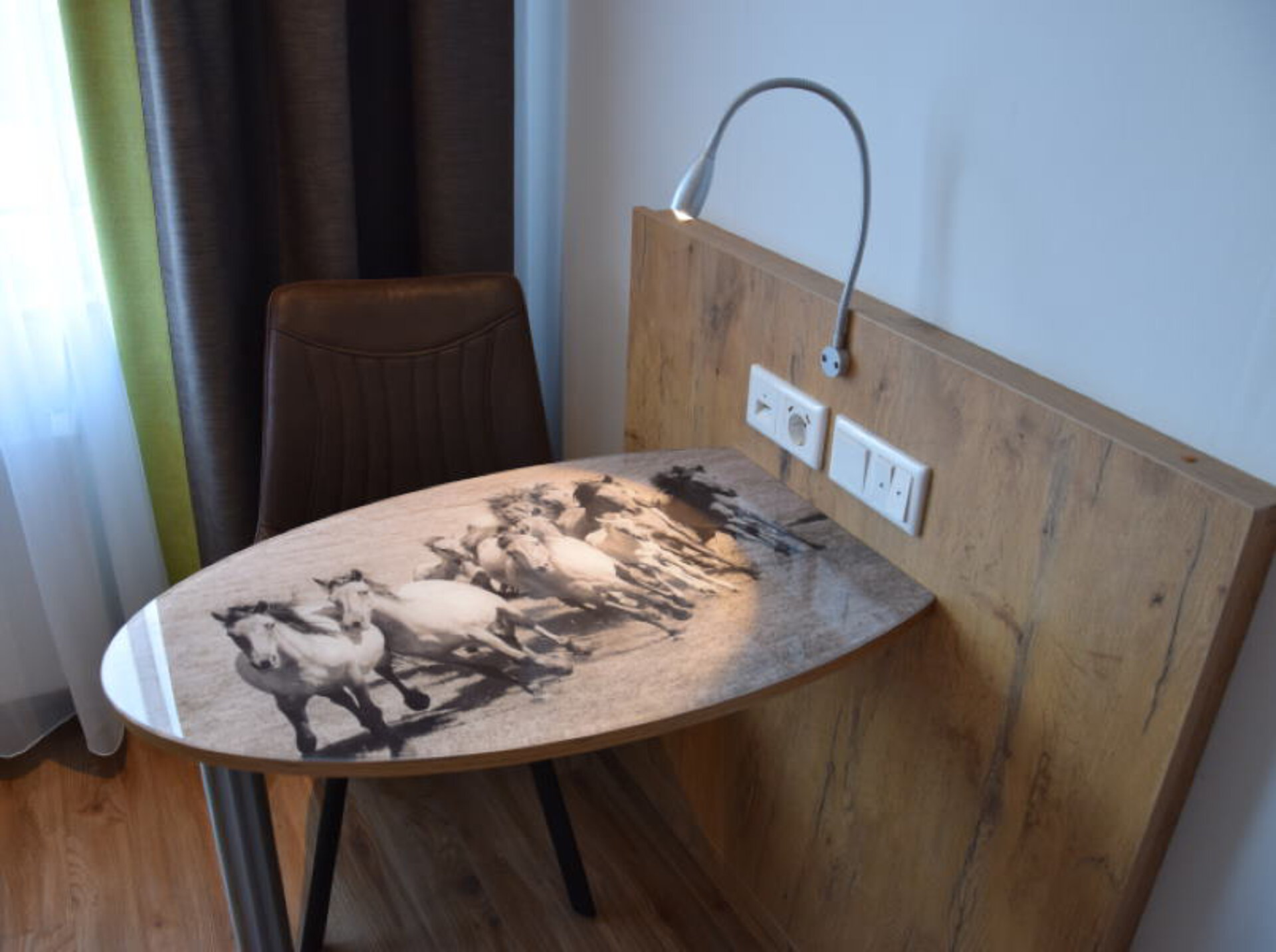 Zimmer Tisch Wildpferd
