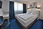 Doppelzimmer großes Bett, Bett auf rechter Seite