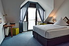 Einzelzimmer Business, Großes Bett mit Schreibtisch