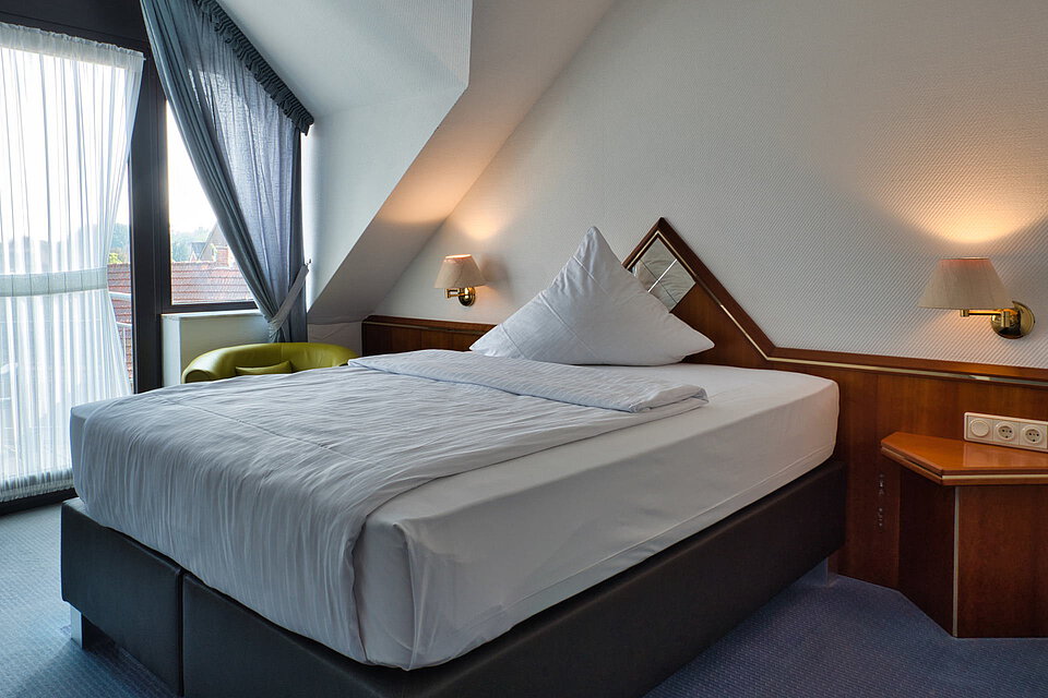 Einzelzimmer Business, großes Bett