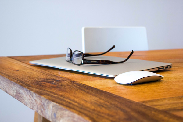 RAUMBEREITSTELLUNGSKOSTEN Laptop und Brille auf dem Tisch