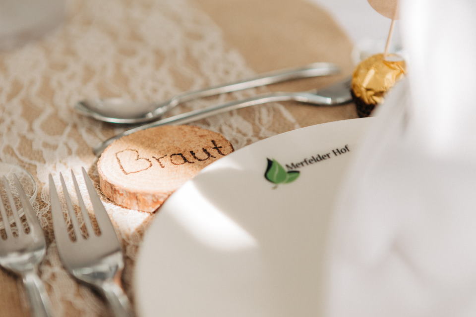 Teller und Dekoration für eine Hochzeit